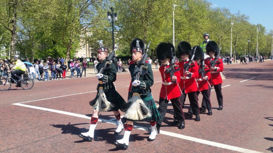 London: Changing of the Guard Walking Tour - Why this walk beats the usual palace-gate wait