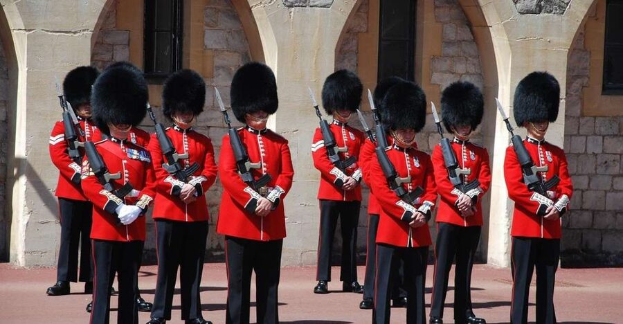 London: Changing of the Guard & Westminster Abbey - Westminster Abbey and the Guard in one focused plan