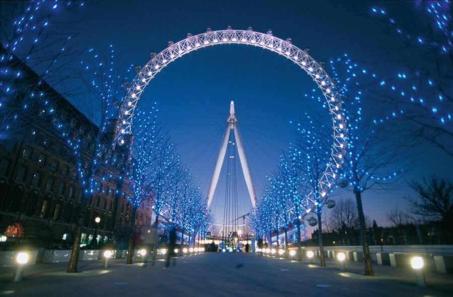 London: Christmas Eve City Tour with Dinner & Midnight Mass - Covent Garden Dinner: Traditional Portions, Real Timing