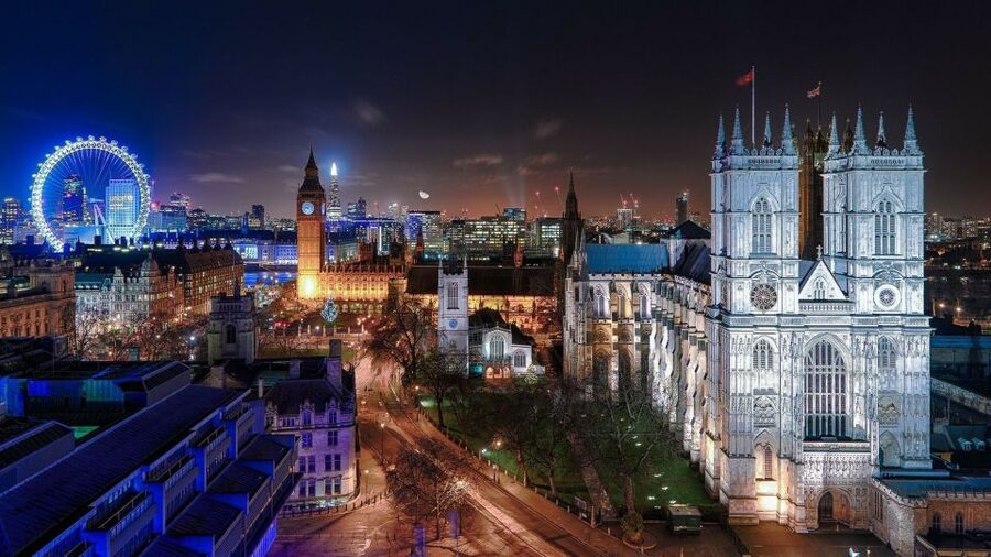 London: Christmas Eve City Tour with Dinner & Midnight Mass - The Dinner-to-Church Connection: A Small Risk to Manage