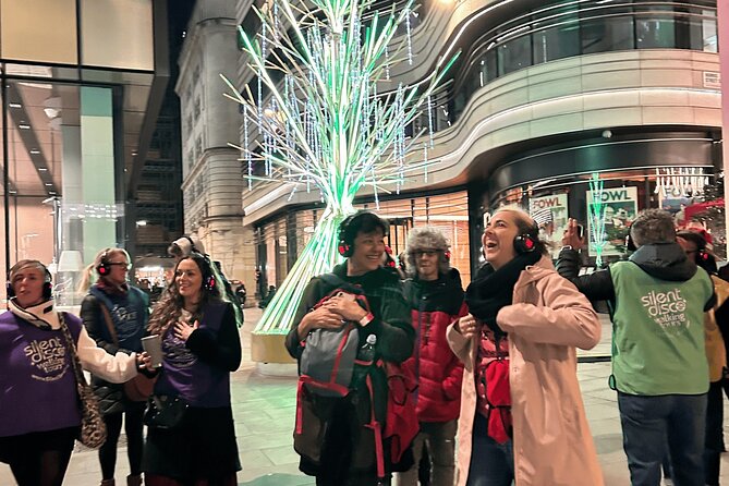 London Christmas Lights Guided Tour With Christmas Music - Silent disco headsets and festive music, why it works on crowded streets