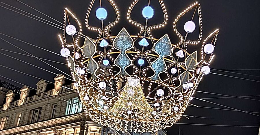 London Christmas Sparkle Walking Tour Small Group - Mayfair and Bond Street: The Christmas Window Shopping Olympics