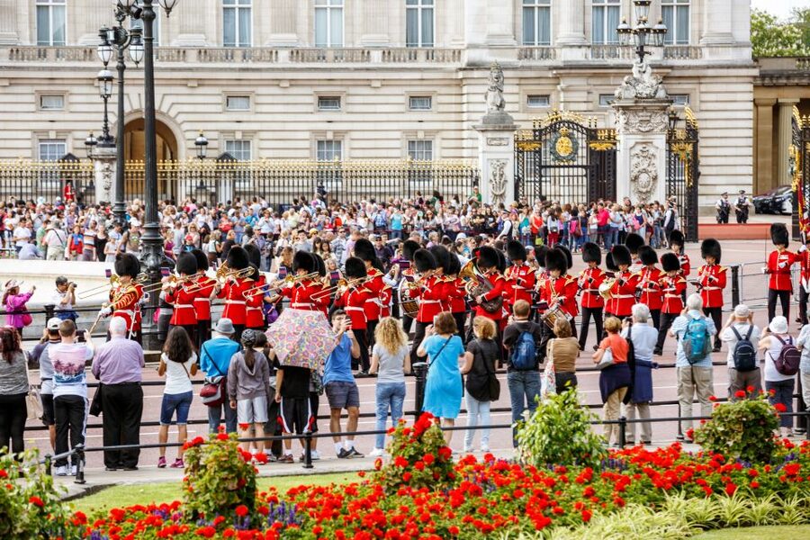 London: Classic Gold 3.5-Hour Bike Tour - Trafalgar Square to Covent Garden: a safe walk, then street theater energy