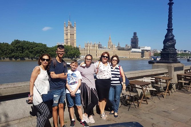 London Classic Sightseeing Private Taxi Tour - Houses of Parliament and Downing Street: fast photo chances with the right stories