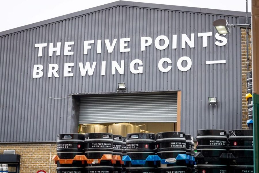 London: Craft Brewery Tour with Tasting of 4 Beers - The start at the main bar, and why you should arrive a few minutes early