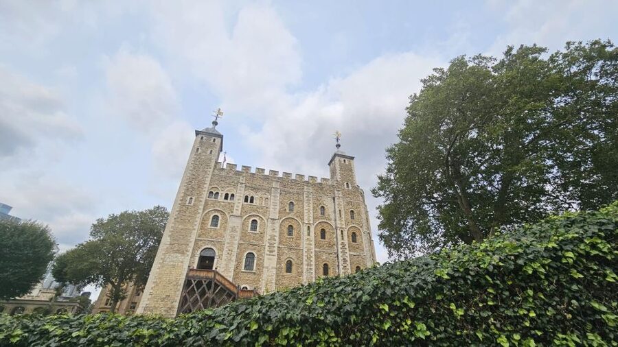 London: Easy Access Tower of London and Crown Jewels Tour - Starting outdoors: Tower Hill and the fortress layout