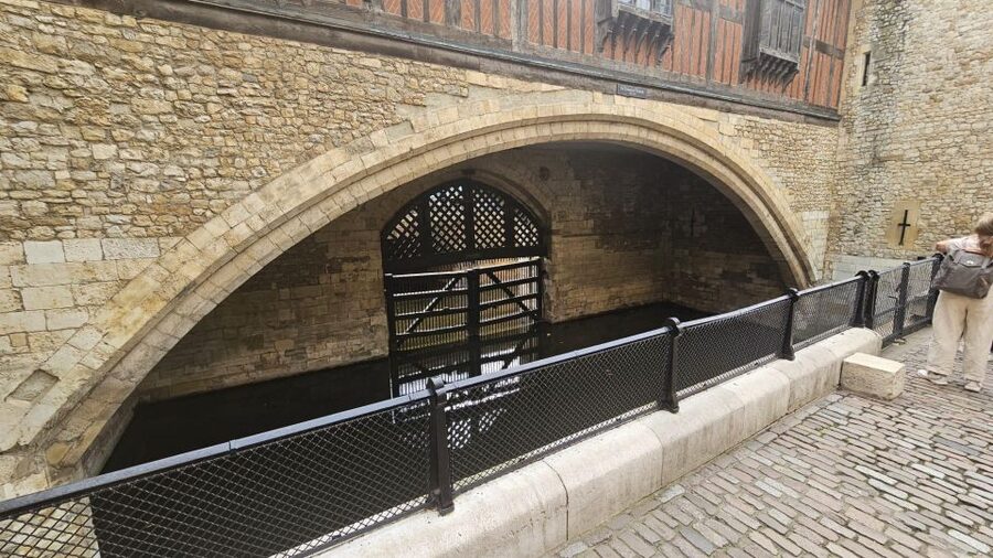 London: Easy Access Tower of London and Crown Jewels Tour - The Crown Jewels route: timed entry makes it feel easier