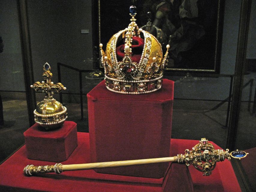 London: Easy Access Tower of London and Crown Jewels Tour - Language options and guide styles that keep you engaged