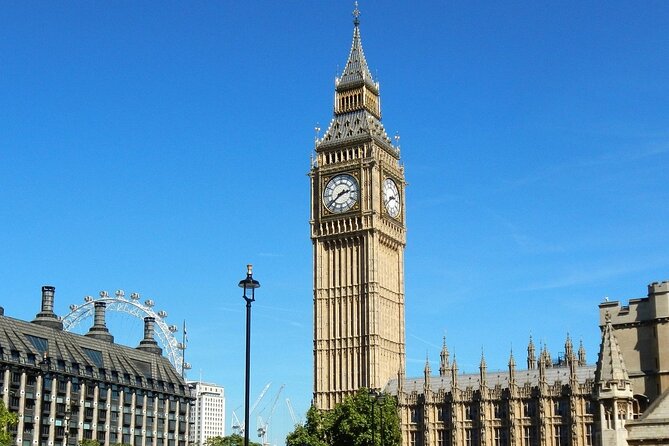 London Essential 2 hour introductory Walking Tour With a Londoner - Buckingham Palace: see the famous gates and get your best photo