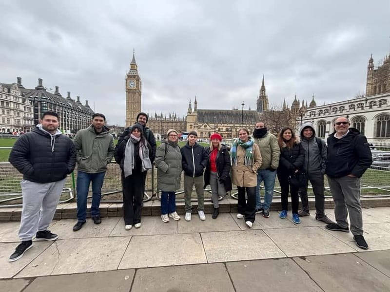 London: Essential Tour and Changing of the Guard, in Spanish - Where to meet: find the yellow umbrella fast
