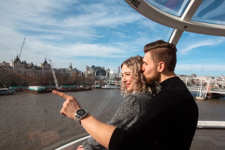 London Eye Private Capsule Experience for Couples or Groups - Landmark spotting: St Paul’s, Westminster, Big Ben, and more