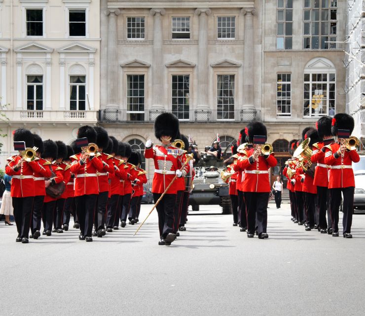 London Family-Friendly Walking Tour with Fun Activities - Buckingham Palace area highlights you will actually notice