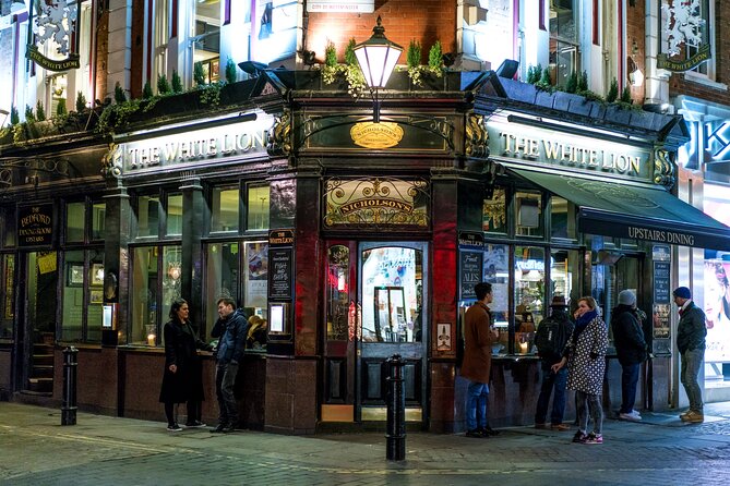 London Food & Drinks Private Tour - British Taverns & Pubs - Dirty Dicks: steak pie in a historic pub setting