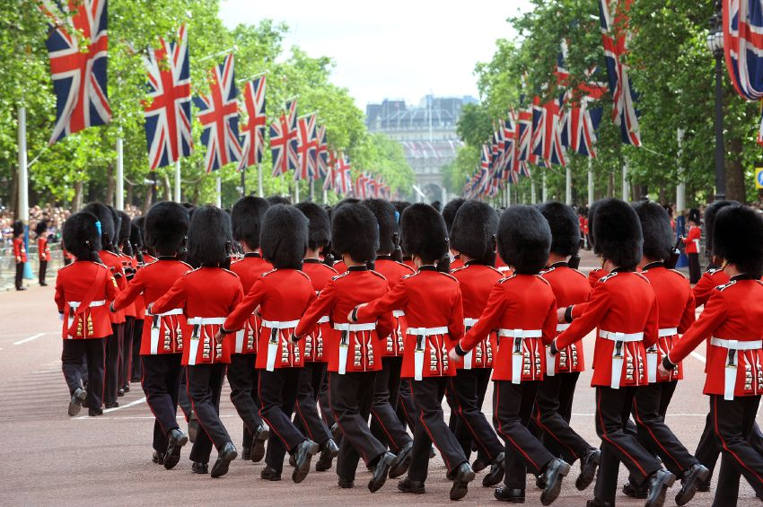 London Full-Day Tour by Black Cab - Why a London black cab tour feels more local than buses