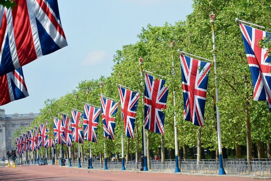 London: German-Speaking Guided Tour of Westminster - The Mall: red-paved ceremonial route and how to read the streets