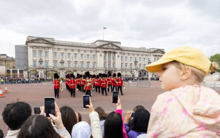 London: Guided Walking Tour with Changing Of The Guard - Meeting at Green Park and lining up for the ceremony