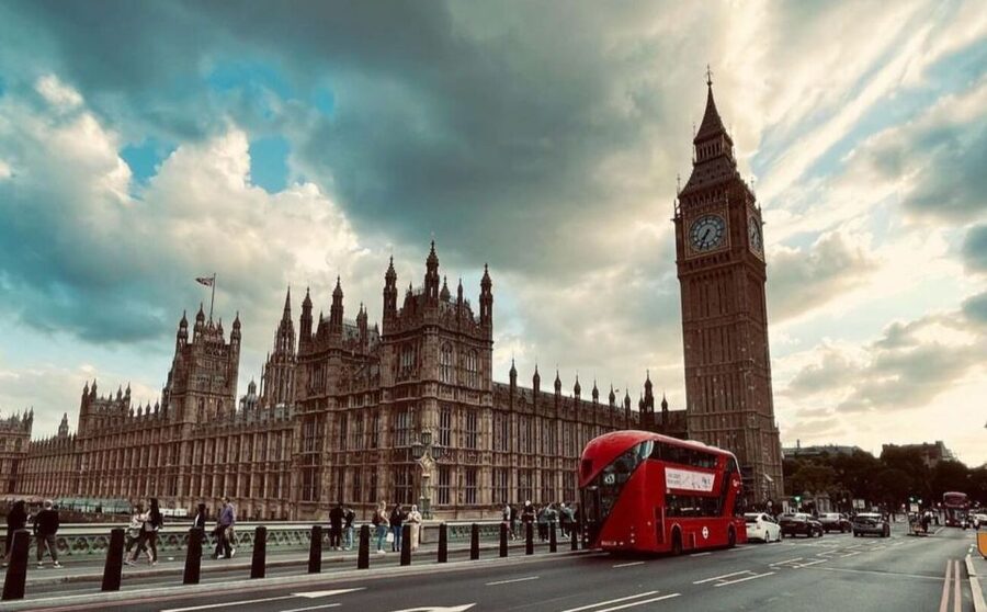 London: Guided Walking Tour with Changing Of The Guard - Trafalgar Square, Whitehall, Horse Guards, and St James’s Palace views