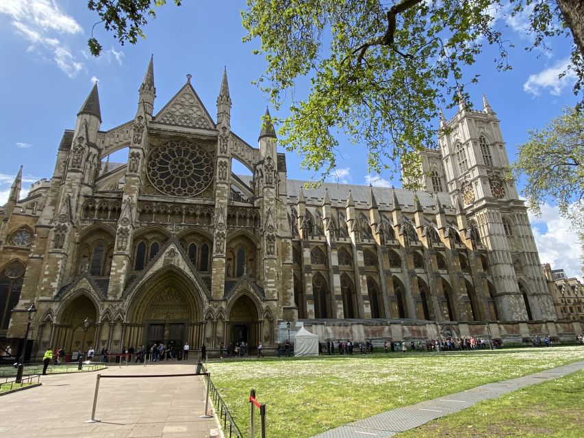 London: Guided Westminster Abbey Tour and Refreshments - Where you meet, how the tour starts, and the Cellarium security check