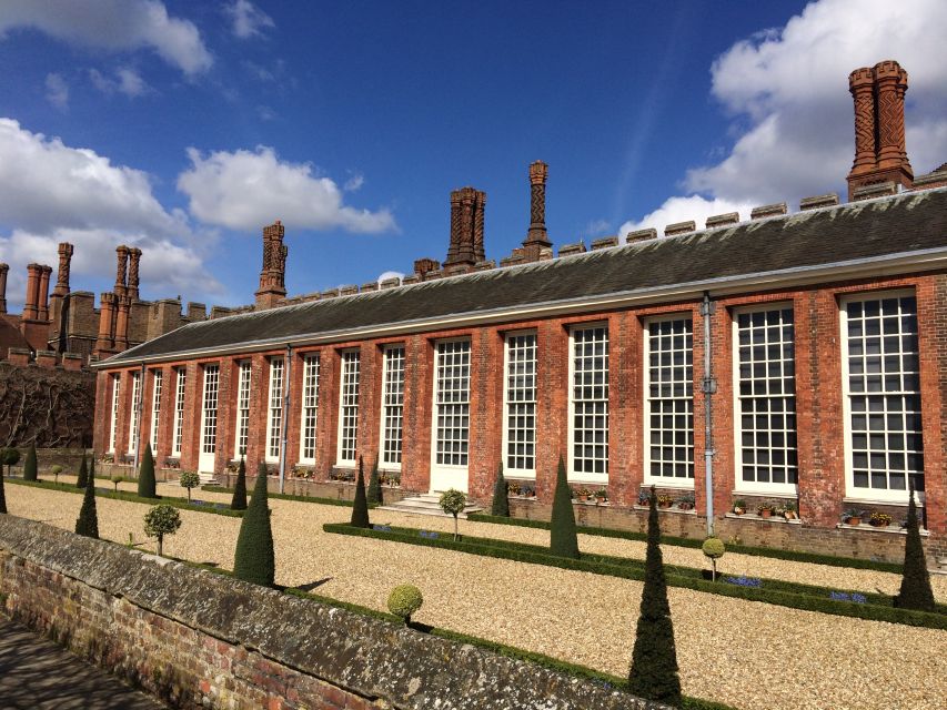 London: Hampton Court Private Guided Tour - 60 acres of gardens down to the Thames: fountains and bulb displays
