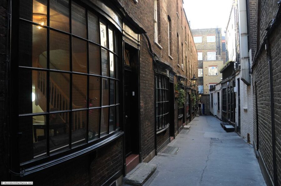 London: Harry Potter and the Clink Prison (Tour + Tickets) - Southwark and London Bridge: the route changes, the mood stays Potter