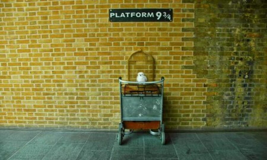 London: Harry Potter Tour, River Cruise & The London Dungeon - Arriving at King’s Cross: where the tour magic starts