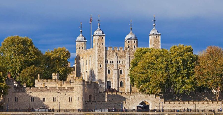 London: Harry Potter Walking Tour and Tower of London Entry - King’s Cross meeting point, Platform 9 ¾, and the first big photo hit