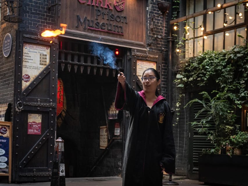 London: Harry Potter Walking Tour & the London Dungeons - London Bridge: the photo moment before the scare