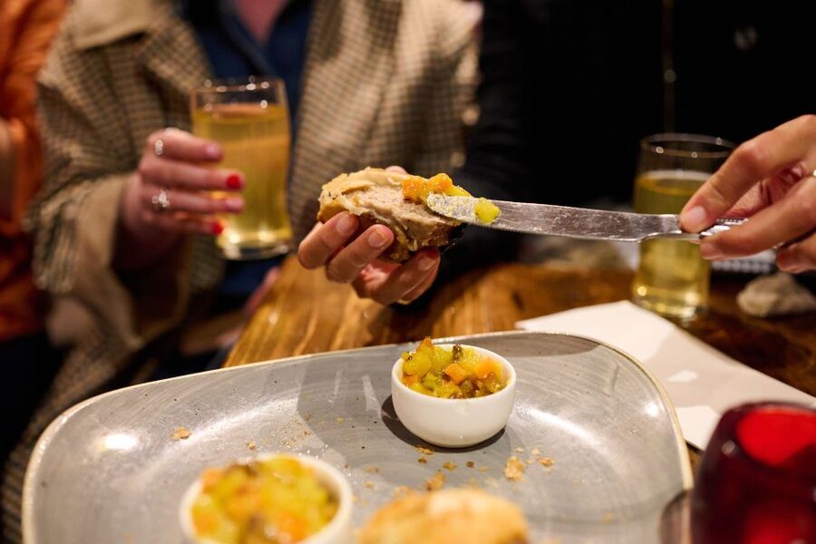 London: Historic Pubs, British Ales & Classic Dishes - Key things you will notice on this London pub tour