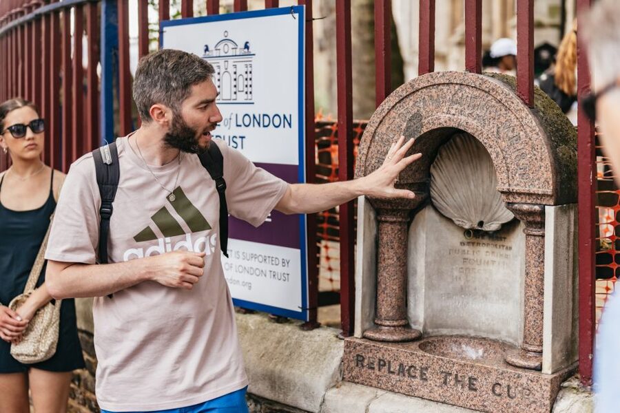 London: Historic Pubs of Central London Walking Tour - Victorian gin palace: the stop that changes the whole mood
