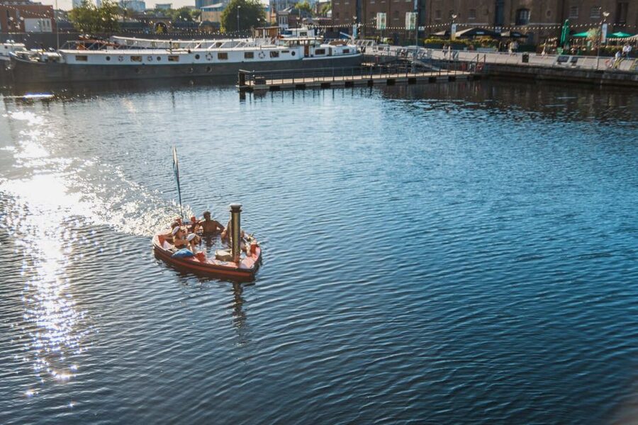 London: Hot Tub Boat Guided Historical Docklands Cruise - Canary Wharf in 75 minutes: what you see on the Docklands loop