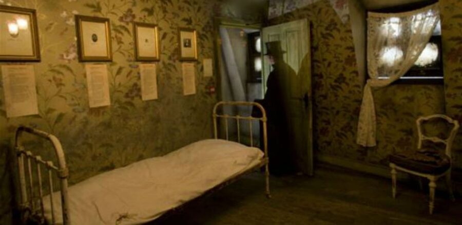 London: Jack the Ripper Museum Tickets - Jack the Ripper’s sitting room: objects, letters, and Victorian props