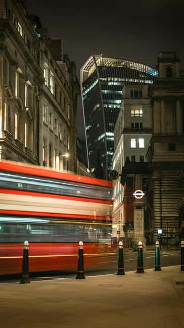London: Jack the Ripper Tour and Underground Prison in Spanish - Smithfield Market and the medieval London switch