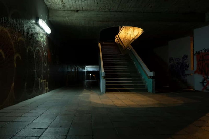 London: Jack the Ripper Tour and Underground Prison in Spanish - The Viaduct Tavern finish: £4 included and a real break