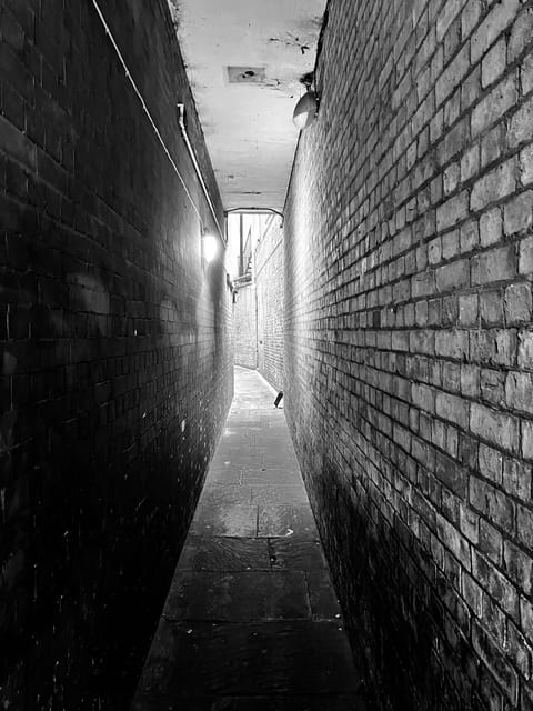 London: Jack the Ripper Tour and Underground Prison in Spanish - Who should book this tour, and who should skip it