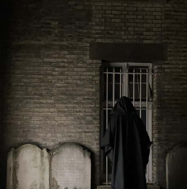 London: Jack the Ripper Tour and Underground Prison in Spanish - Walking the Ripper route: Mitre Square, Whitechapel, and Spitalfields