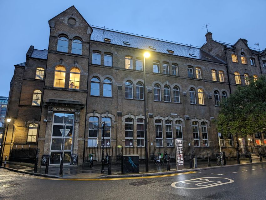 London: Jack the Ripper Tour in Spanish - Meeting Whitechapel Gallery, finding the purple umbrella