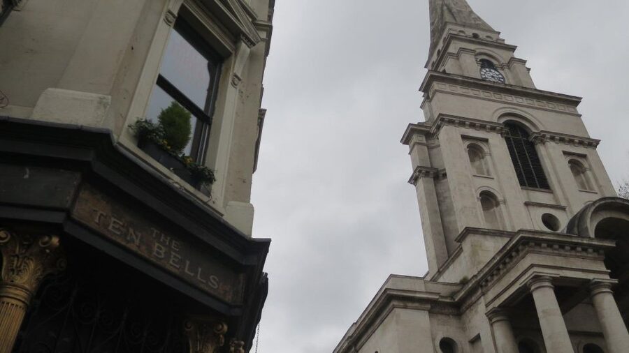 London: Jack the Ripper tour in Spanish (RLA Winner) - Passing by Flower and Dean Walk and the Ten Bells