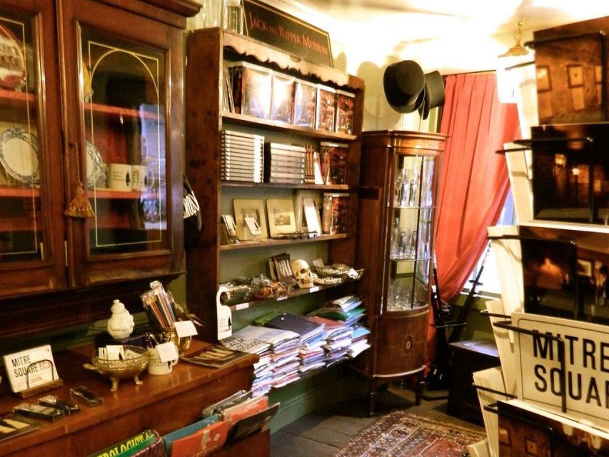 London: Jack The Ripper Walking Tour and Ripper Museum Entry - The live guide experience, including English pacing