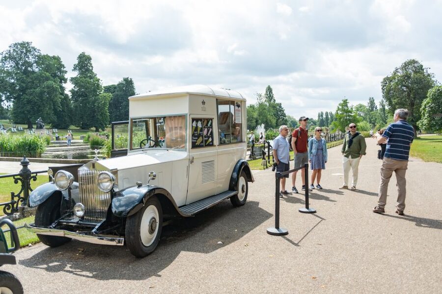London: Kensington Palace Gardens Tour with Royal High Tea - The guided walk in Kensington Palace Gardens, what you actually see