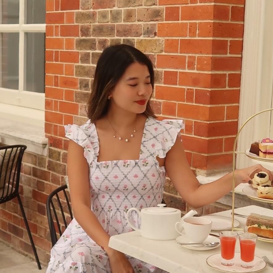 London: Kensington Palace Gardens Tour with Royal High Tea - Meeting Point at Queensway Station, how to find your guide fast