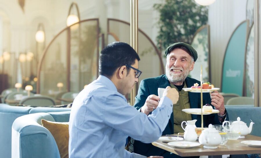 London: Kensington Palace Tour, Guard Change & Afternoon Tea - Kensington Palace self-guided time with an included audio guide