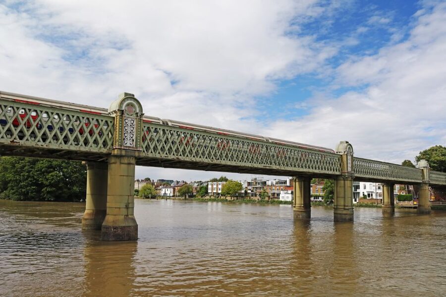 London: Kew to Westminster River Thames Cruise - Chelsea, Wandsworth, and Putney, Neighborhoods You Can Actually Read