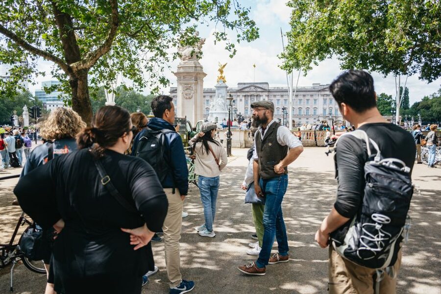 London: Landmarks & Secrets Bike Tour with Pub & Street Art - St James’s Park and Buckingham Palace: spotting the ceremony without getting stuck