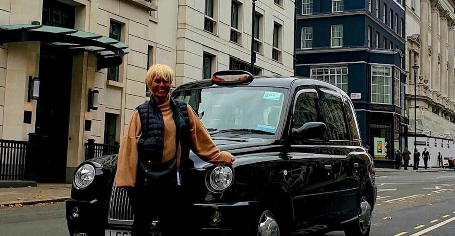 London: Monuments & Back Streets Guided Tour in Black Taxi - Buckingham Palace, Westminster Abbey, Big Ben, and Parliament up close