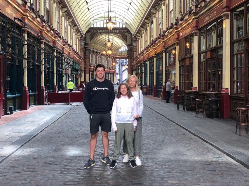 London: Monuments & Back Streets Guided Tour in Black Taxi - Down the River Thames and through the Royal Parks