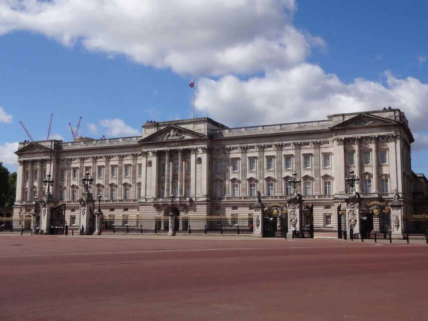 London Must-See 3 Hours Walking Tour - What to wear and plan for, rain or shine and no large bags