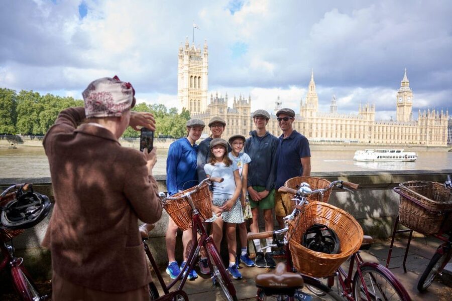 London: Private Family Guided Bike Tour with Childseats - How the guide keeps mixed-age families engaged (without you doing the work)