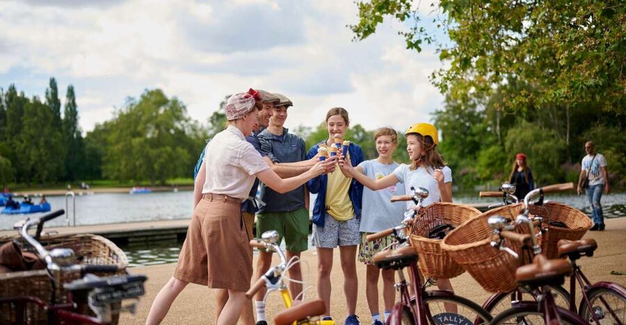 London: Private Family Guided Bike Tour with Childseats - Choosing the right bike setup: child seats, tag-alongs, helmets, and optional style