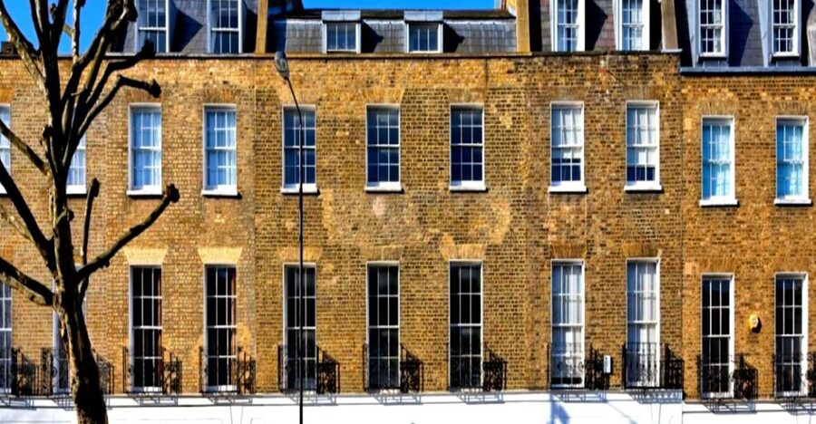 London Private Jewish History, Synagogues and Holocaust Tour - Bevis Marks Synagogue Exterior Stop, a Living Link to 1701