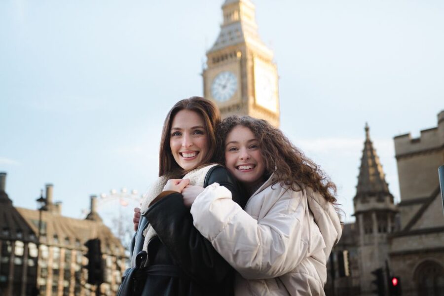 London: Private Landmark Tour with Professional Photographer - Where you start at Queen Victoria Memorial